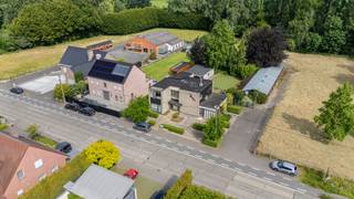Sommige woningen zijn gebouwd, andere zijn ontworpen. Deze prachtige villa in Sint-Eloois-Winkel behoort onmiskenbaar tot die tweede categorie: ze werd getekend door architect Piet Pauwels, en dat voel je in elke verhouding, elke lijn en elke lichtinval. Een woning met allure, die zich met enig opfriswerk laat omtoveren tot een tijdloze gezinsthuis met een uitgesproken eigen karakter.<br /><br />Met een ruime bewoonbare oppervlakte van circa 311 m² biedt de villa volop comfort en flexibiliteit. Genereuze leefruimtes, mooie volumes en veel natuurlijk licht vormen een sterke basis die enkel wat verfrissing en een persoonlijke toets vraagt om volledig te schitteren.<br /><br />Het geheel is ingeplant op een uitzonderlijk perceel van 1.286 m², een zeldzaamheid in deze prijsklasse. Die ruimte garandeert privacy, een weldadige tuin en alle vrijheid om de buitenomgeving naar eigen smaak in te richten. Naast de woning staat een dubbele garage, en binnenin beschikt de villa over een zeer ruime kelder, bijzonder veel extra berg- en gebruiksruimtes.<br /><br />De ligging in Sint-Eloois-Winkel combineert landelijke rust met een vlotte verbinding naar Roeselare, Kortrijk en de ruimere regio. Scholen, winkels en invalswegen bevinden zich op korte afstand.<br /><br />Kortom: een karaktervolle architectenvilla met een zeldzaam ruim perceel, een dubbele garage en een uitgestrekte kelder, klaar om met de juiste opfrissing volledig tot haar recht te komen. Een buitenkans voor wie op zoek is naar ruimte, klasse en authenticiteit.<br /><br />Vraagprijs: € 449.000<br /><br />Interesse of een bezoek inplannen? Contacteer Belistate 