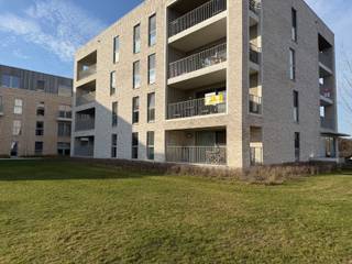 Dit prachtige nieuwbouwappartement is gelegen in een nieuwe en ideaal gelegen verkaveling in het centrum van Geel.<br /><br />De modernste technieken werden hier gebruikt waardoor je kan beschikken over een energiezuinig en instapklaar luxeappartement.<br /><br />Via de de lift bereiken we de eerste verdieping waar we via de ruimte inkomhal, met ruimte voor een vestiairekast, de lichtrijke woonkamer met open keuken en kookeiland betreden.<br />Van hieruit kijken we uit op het achtergelegen terras met zicht op een groene en rustige omgeving.<br />De keuken is uitgerust met moderne en kwalitatieve toestellen zoals een koelkast, een diepvriezer, een vaatwasser en een inductiekookplaat.<br /><br />Verder hebben we 2 slaapkamers voorzien van verduisterende rolgordijnen, een gastentoilet, een berging en een badkamer. <br />De stijlvolle badkamer is voorzien van een badkamermeubel met dubbele lavabo, een zalige inloopdouche en uiteraard ook ligbad.<br /><br />Het appartement is volledig geschilderd en voorzien van verlichting en gordijnen.<br /><br />Ook is er een ondergrondse garage voorzien.<br />Een extra bovengrondse en afsluitbare private berging is inbegrepen in de huurprijs. Ook hier kan je makkelijk fietsen stallen.<br /><br />Het appartement is beschikbaar vanaf 15/02/2026.<br /><br />De gemeenschappelijke kosten bedragen 45 euro + 950 euro voor het appartement.<br /><br />De troeven:<br /><br />- Energiezuinig met zonnepanelen<br />- Warmtepomp<br />- Vloerverwarming<br />- Garage<br />- Rustige ligging<br />- Geschilderd<br />- Extra buitenberging<br /><br />Heb je interesse? Vraag uw bezoek aan via onze website https://www.immovl.be/te-huur/list en druk op de knop 'IK WENS EEN BEZOEK'.