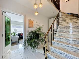 <p>Energiezuinige alleenstaande woning in een rustige straat bestaande uit een inkomhal met vestiaire en gastentoilet, gezellige leefruimte met eet-en zithoek, ruime uitgeruste keuken met eetplaats, praktische was/bergplaats en een private tuin omgeven door groen met een losstaande garage. Op het verdiep zijn 3 slaapkamers, ingerichte badkamer (ligbad met douchemogelijkheid, dubbele lavabo en toilet) en een luik naar de bergzolder.</p>
<p>Extra troeven:</p>
<ul>
<li>Energiezuinig</li>
<li>Conforme keuring elektriciteit</li>
<li>Dubbele beglazing (PVC) + rolluiken</li>
<li>Private oprit voor meerdere wagens</li>
<li>rustige straat</li>
<li>Vlotte verbinding naar allerlei faciliteiten en belangrijke in-en uitwalswegen.</li>
<li>Instapklaar</li>
</ul>
<p></p>
<p>Deze woning is te koop ZONDER makelaar via het concept via Smart Houses! Verdere inlichtingen of bezoek? Contacteer rechtstreeks de eigenaar via +32485462568 of leliestraat56depinte@gmail.com</p>
