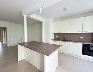 <div>
<div>
<div>
<div>
<div>
<div>
<div>
<p><strong>Dit volledig gerenoveerde en instapklare appartement op de eerste verdieping, gelegen in een rustige straat in de directe nabijheid van de gegeerde Fruithoflaan. Zeer centraal gelegen nabij openbaar vervoer, winkels, scholen, supermarkten, belangrijke in-en uitvalswegen.<br /><br /><span>INDELING:</span></strong></p>
<p>De inkomhal is uitgerust met een veiligheidsdeur, een vestiairekast en een diepe berging. De hal is tevens voorzien van een gastentoilet met handenwasser en wordt door een elegante glazen wand gescheiden van de royale leefruimte.</p>
<p>De leefruimte met open keuken vormt een aangenaam geheel van ca. 7,56m x 6,61m, volledig afgewerkt met een stijlvolle beige natuurstenen vloer met grote tegels. De keuken is hoogwaardig geïnstalleerd en voorzien van opbergkasten, een kookeiland met ontbijttoog en toestellen; een vaatwasser, een spoelbak, een diepvries, een warmelucht oven met steamer functie en een inductiekookplaat met een ingebouwde afzuiging. Vanuit de living heeft u direct toegang tot het eerste ruime terras van ca. 6,58m x 1,21m, een ideale plek om in alle rust te ontspannen.</p>
<p>Aan de achterzijde van het gebouw bevinden zich de twee volwaardige slaapkamers van respectievelijk ca. 2,37m x 4,38m en ca. 4,38m x 3,47m. Beide kamers beschikken over een praktische kastenwand en bieden toegang tot het tweede terras van ca. 4,20m x 1,77m, dat zuidwestelijk georiënteerd is. De stijlvolle badkamer ca. 2,27m x 2,19 m is afgewerkt met beige tegels en beschikt over een wastafel in een kastmeubel, een inloopdouche en een handdoekdroger. Verder is er een extra berging voor de wasmachine en droogkast, een diepe ingemaakte kast.<br /><br />Er is een privatieve kelder inbegrepen.<br /><br /></p>
</div>
</div>
</div>
</div>
</div>
</div>
</div>
<span><span><strong>BIJZONDERHEDEN:</strong></span> <br /></span>* Modern nieuw gerenoveerd appartement met 2 zonnige terrassen<br />* Uitstekende locatie nabij Fruithoflaan<br />* Kelder inbegrepen<br />* AO: € 200/mnd provisie voor verwarming en water, onderhoud gemene delen/lift, containers voor huisvuil.