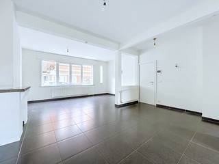 Tel.: 0456 12 69 37 | E-mail: kilian.f@weinvest.be<br /><br />We Invest biedt u exclusief deze lichtrijke duplex van 126 m² aan, ideaal gelegen nabij de Charles Quintlaan en alle voorzieningen (winkels, openbaar vervoer, park, enz.).<br /><br />Deze recent opgefriste duplex bevindt zich op het gelijkvloers van een kleine mede-eigendom en is als volgt ingedeeld: een inkomhal, een apart toilet met aansluiting voor een wasmachine, een ruime leefruimte met bureauruimte en een volledig uitgeruste open keuken. Via de nachthal bereikt u het lagere niveau, waar zich een slaapkamer met een aangrenzende badkamer voorzien van een bad en een douche bevindt, evenals een tweede apart toilet.<br /><br />Daarnaast beschikt u over een privéterras van 32 m² met tuin en een bergruimte.<br /><br />Huurprijs: € 1.275/maand<br />Gemeenschappelijke lasten: geen<br />EPC: E<br /><br />Onmiddellijk beschikbaar!<br />Huurovereenkomst van 3 jaar.<br /><br />Plan snel uw bezoek!