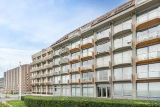 <p><strong>Studio te koop in Nieuwpoort- Bad!</strong></p>

<p> </p>

<p><u>S</u><span>tudio op het gelijkvloers gelegen in het centrum van Nieuwpoort-Bad: lichtrijke woonkamer, afzonderlijk keuken en zicht op de schildpad, badkamer met ligbad, wastafel en toilet. De studio wordt gemeubeld verkocht. Het EPC wordt lager door de renovatie van de gevel en de nieuwe ramen (deze is ten laste van de verkoper).</span></p>

<p><u>Troeven:</u></p>

<ul><li><span>Prachtige ligging met zicht op de schildpad!</span></li><li><span>Gevelrenovatie in uitvoering! </span></li><li><span>Vlakbij de winkels en het strand! </span></li></ul>

<p><span>Interesse? Contacteer ons voor bezoek of bijkomende info: T 058/22.22.22 of </span>servimo@era.be</p>

<p> </p>