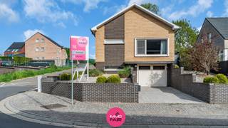 Deze verzorgde, vrijstaande bungalow is rustig gelegen op een zongericht perceel van 750 m² in het geliefde Gellik, een bosrijke deelgemeente van Lanaken.<br />Zowel het Nationaal Park Hoge Kempen en het Recreatiepark De Krieckaert zorgen voor een groene omgeving. Eveneens zijn buurtwinkels en een school op wandelafstand bereikbaar. Zowel Maastricht, Bilzen, Genk én de E313 zijn van hieruit vlot bereikbaar.<br /><br />Deze instapklare bungalow van circa 154 m² woonoppervlakte biedt alle wooncomfort op dezelfde etage. De indeling is als volgt:<br /><br />De royale leefruimte is ingedeeld in een gezellige zithoek met open keuken en een eetkamer. De open keuken met eiland is voorzien van ingebouwde keukenapparatuur (afwasmachine, koelkast en combi-oven).<br /><br />Aansluitend aan de woonkamer vormt het overdekte terras een gezellige plek waar je het hele jaar door kan genieten van de omgeving.<br /><br />Via de nachthal bereik je 2 slaapkamers met een oppervlakte van 14 m² en 13 m², waarvan één is uitgerust met een inloopdressing. De derde kamer is momenteel ingericht als kantoorruimte. In de badkamer is er een inloopdouche, een ligbad en een dubbele lavabo voorzien.<br /><br />De inpandige garage is bereikbaar via de Kerkstraat en biedt ruimte voor 1 wagen.<br /><br />Op kelderniveau zijn er 2 praktische voorraadkelders ter beschikking. De zolderverdieping is bereikbaar via een valluik: deze kan nog verder afgewerkt worden naar eigen smaak en budget.<br /><br />De achtertuin is onderhoudsvriendelijk aangelegd: ideaal voor wie wil genieten in alle comfort!<br /><br />Het afzonderlijke garagegebouw kan je bereiken via de Pastoor Clijstersstraat: deze biedt ruimte voor twee wagens en is voorzien van een automatische garagepoort. <br /><br />Troeven van deze woning:<br /><br />- Alle wooncomfort op 1 verdieping<br />- Gunstige EPC-score B (198 kWh/m²)<br />- Onderhoudsvriendelijke tuin<br />- Uitgerust met airco's en deels voorzien van rolluiken<br />- 2 inpandige garages voor 3 wagens<br /><br />Op zoek naar een betaalbare, instapklare bungalow met alle comfort in het geliefde Gellik? Bel 089 390 990 voor een kijkje ter plaatse!