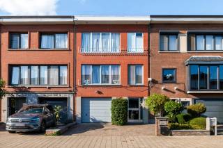 Bent u op zoek naar een gezellig appartement met tuin en garage in een rustige buurt van Deurne? Dan is dit instapklare appartement zeker een opportuniteit om te ontdekken.<br /><br />De woning ligt vlakbij winkels, openbaar vervoer en diverse voorzieningen, wat het ideaal maakt voor wie comfortabele bereikbaarheid wil combineren met een aangename woonomgeving. <br /><br />Bij binnenkomst in dit sfeervolle appartement betreedt u de lichte en gezellige leefruimte, waar grote ramen zorgen voor veel natuurlijk licht. De open indeling biedt voldoende ruimte om een comfortabele zithoek en een eethoek te creëren. Vanuit de woonkamer heeft u direct toegang tot de mooie tuin, perfect om buiten te ontspannen en te genieten van rustige momenten.<br /><br />De goed ingerichte keuken grenst aan de leefruimte en is voorzien van alle nodige apparatuur voor dagelijks gemak. Via een korte hal bereikt u de slaapkamer, die ruim genoeg is voor een tweepersoonsbed en een garderobekast. De badkamer, gelegen naast de slaapkamer, is netjes afgewerkt en beschikt over een moderne wastafel, een douche en een toilet. Er is ook nog een kleine berging aanwezig. <br /><br />Naast het appartement geniet u van een fijne tuin waar u volop van het buitenleven kunt genieten. De aanwezige garage + oprit biedt bovendien een handige en veilige parkeerplek. Tot slot biedt de inpandige garage niet alleen een veilige parkeerplaats, maar ook extra bergruimte.<br /><br />Dit appartement is de perfecte keuze voor wie een rustig, praktisch en betaalbaar woonaanbod zoekt in Deurne.<br /><br />Pluspunten: <br />+ Fijne tuin <br />+ Inpandige garage met oprit<br />+ Praktische indeling met 1 slaapkamer en 1 badkamer <br />+ Centrale ligging dichtbij voorzieningen en openbaar vervoer <br />+ Instapklaar, goed onderhouden <br /><br />Interesse? Neem contact met ons op via 03 337 50 70 of info@vbvastgoed.be.