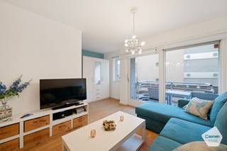 Deze <strong>moderne</strong> en volledig <strong>instapklare</strong> <strong>studio</strong> bevindt zich op de <strong>eerste</strong> <strong>verdieping</strong> van een verzorgd gebouw met <strong>lift</strong> en geniet van een <strong>uitstekende</strong> <strong>ligging</strong>, vlak aan de achterzijde van de zeedijk. Bovendien bevinden de jachthaven en het openbaar vervoer zich op een steenworp afstand.<br /><br />De studio beschikt over een <strong>lichtrijke</strong> <strong>leefruimte</strong> met rechtstreekse toegang tot een <strong>zongericht</strong> <strong>terras</strong>, waar je heerlijk kunt genieten van de buitenlucht. De <strong>praktische</strong> <strong>keuken</strong> is uitgerust met de nodige <strong>basisvoorzieningen</strong> en sluit mooi aan bij de leefruimte. Verder omvat de studio een <strong>ruime</strong> <strong>slaaphoek</strong>, een <strong>badkamer</strong> met <strong>douche</strong> en een <strong>extra</strong> <strong>berging</strong>, wat zorgt voor de nodige praktische bergruimte.<br /><br />Een bijkomende troef is de reeds <strong>conforme</strong> <strong>elektrische keuring</strong>, zodat je hier zonder zorgen kunt genieten. De studio wordt verkocht onder het systeem van erfpacht, wat een <strong>fiscaal</strong> <strong>voordelige</strong> <strong>aankoop</strong> mogelijk maakt. Domiciliëring is niet mogelijk.