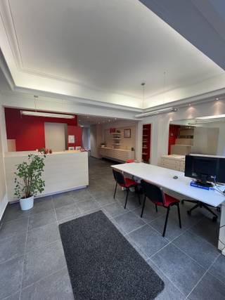 Ontdek deze ruime kantoorruimte/praktijkruimte in het hart van Wingene, ideaal voor zelfstandigen, vrije beroepen of kleine ondernemingen.Het pand...