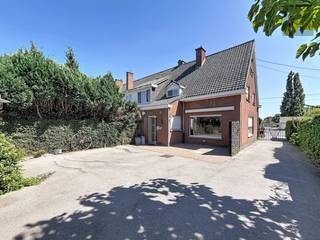 Ben je opzoek naar een stevige en goed onderhouden woning waar je je nog een eigen touche kan aan geven?<br />Dan is dit pand ideaal geschikt.<br />De afgelopen jaren werden reeds de keuken, de ramen, de goten, de elektriciteit en de dakisolatie vernieuwd.<br />Evenwel vraagt het huis nog wat energetische modernisatie qua verwarming en isolatie, alsook een modernere badkamer (al is de huidige absoluut nog bruikbaar).<br />Indeling :<br />° inkomhal met gastentoilet<br />° ruime, lichtrijke living met mazoutkachel<br />° recent ingerichte keuken met alle apparatuur en eethoek<br />° droge kelder<br />° drie slaapkamers<br />° badkamer met ligbad, douche en toilet<br />° geïsoleerde zolder<br />Voor en naast de woning bevindt zich een mooie oprit en voortuin.<br />Achteraan kan je genieten van een zuidwestgericht terras en tuin alsook een een gemetste garage en 2 tuinhuizen.<br />Vraag nu uw afspraak voor een vrijblijvend bezoek en ontdek de vele mogelijkheden.<br />