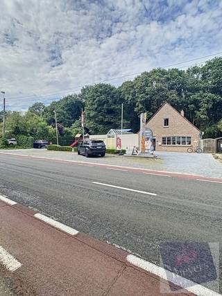 Ontdek deze instapklare handelsruimte met woonst op een gunstige en zichtbare locatie langs de Koerselsesteenweg in Beringen-Koersel. Deze...