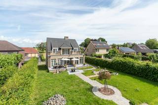 Op zoek naar een uitzonderlijke eigendom waar wonen, werken en genieten perfect samengaan? Deze indrukwekkende villa uit 2003, gelegen op een perceel van 944 m² in het gegeerde Kobbegem, biedt maar liefst ca. 500 m² bewoonbare oppervlakte en een unieke combinatie van ruimte, comfort en functionaliteit.<br /><br />Indeling:<br /><br />Gelijkvloers:<br />- Ruime polyvalente ruimte of kantoor van ca. 115 m², ideaal voor een vrij beroep, praktijk, showroom, atelier of thuiswerkactiviteiten.<br />- Twee inpandige garages.<br />- Ruime oprit met plaats voor meerdere voertuigen.<br /><br />Eerste verdieping:<br />- Volledig ingerichte keuken.<br />- Gezellige eetplaats.<br />- Praktische bijkeuken met extra berging.<br />- Royale woonkamer met veel lichtinval.<br />- Sfeervolle bar, perfect voor gezellige avonden met familie en vrienden.<br /><br />Tweede verdieping:<br />- Master bedroom met eigen zithoek.<br />- Aansluitende dressing.<br />- Luxe badkamer verbonden aan de master suite.<br />- Tweede ruime slaapkamer met eigen badkamer.<br /><br />Derde verdieping:<br />- Derde slaapkamer met eigen badkamer, ideaal als gastenverblijf of zelfstandige leefruimte.<br /><br />De villa beschikt over een prachtig aangelegde en volledig ingerichte tuin waar rust, privacy en ontspanning centraal staan. Een ideale plek om te genieten van zonnige dagen, familiefeesten of gezellige avonden in het groen.<br /><br />Bestuursmaatregelen in het maatregelenregister: in aanvraag