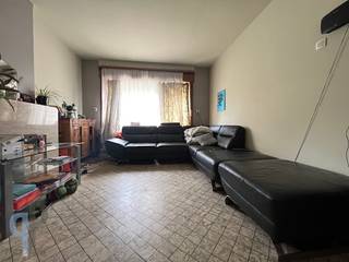 Breng een bezoek aan deze deels gerenoveerde woning, voorzien van een garage, ruime living met zicht op de tuin, achterliggende keuken en...