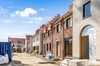 <p><strong>Stijlvol en duurzaam wonen op een unieke locatie in het mooie Weelde.</strong></p>
<p>Op een rustige en historische plek, in de schaduw van de Sint-Michielskerk en vlak bij het centrum, ontstaat een bijzonder nieuwbouwproject. Deze ontwikkeling combineert authentieke charme met hedendaags wooncomfort en biedt een reeks energiezuinige woningen (energielabel A).</p>
<p>Elke woning is ontworpen met oog voor ruimte en functionaliteit. Op het gelijkvloers vindt u een inkomhal met gastentoilet, een ruime en lichtrijke leefruimte met directe toegang tot de tuin, en een volledig uitgeruste keuken. Aansluitend bevindt zich een praktische wasplaats met doorgang naar de ondergrondse parkeergarage en private berging. In de tuin is bovendien een handige tuinberging aanwezig, bereikbaar via een achterliggende servitudeweg.</p>
<p>Op de eerste verdieping bevinden zich drie volwaardige slaapkamers en een moderne badkamer met toilet. De zolderverdieping biedt extra ruimte en kan, mits meerprijs, naar wens verder afgewerkt worden.</p>
<p>Dankzij de centrale ligging is het project uitstekend bereikbaar met de fiets, auto en het openbaar vervoer, met vlotte verbindingen richting Turnhout en Tilburg.</p>
<p><strong>Oplevering voorzien eind 2025 </strong><br /><br /></p>