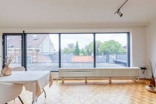 Dit <strong>grotendeels gerenoveerd penthouse</strong> bevindt zich op de <strong>vierde verdieping </strong>van een appartementsgebouw met <strong>lift</strong>, gelegen in een zijstraat van de Stationsstraat in Sint-Niklaas.<br /><br />Via de ruime inkomhal heeft u toegang tot een apart, zeer ruim toilet, de eerste slaapkamer en de leefruimte. De <strong>woonkamer geniet van veel natuurlijke lichtinval</strong> dankzij de <strong>grote raampartijen</strong> en geeft uit op het terras.<br /><br />Een absolute meerwaarde is het <strong>zeer ruime, zuidgericht terras</strong>, waar u de hele dag van de zon kan genieten. Ook de <strong>afgesloten keuken</strong>, die voorzien is van de nodige installaties, biedt rechtstreeks toegang tot het terras, wat zorgt voor een praktische en aangename verbinding tussen binnen en buiten.<br /><br />Het appartement beschikt over <strong>twee slaapkamers</strong>. Beide kamers staan in verbinding met de <strong>vernieuwde badkamer</strong>, die uitgerust is met een inloopdouche, lavabo en een tweede toilet.<br /><br />Centrale ligging met winkels, openbaar vervoer en andere voorzieningen op korte afstand.<br /><br />Er is een mogelijkheid tot het aankopen van een autostaanplaats of garagebox. <br /><br /><span><em>De daken van het gebouw werden recent vernieuwd, wat bijdraagt aan een verbeterde energie-efficiëntie. Daarnaast is de lift conform de geldende regelgeving en goedgekeurd volgens de vereiste veiligheidsnormen.</em></span><br /><br />U kan een bezoek aanvragen via 03 502 98 74 of via lena@claves.be.