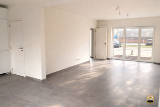 <p><span>Prachtig gerenoveerde woning op toplocatie in Diepenbeek</span></p><p><span> </span></p><p><span>Bent u op zoek naar een instapklare, energiezuinige woning op een centrale ligging? Deze <br />volledig gerenoveerde woning in Diepenbeek combineert modern wooncomfort met een <br />uitstekende bereikbaarheid dankzij de vlotte verbindingen naar de E313 en E314.<br /><br />Bij het betreden van de woning wordt u verwelkomd in een ruime en lichtrijke leefruimte <br />met een open indeling. De moderne open keuken sluit naadloos aan op de eet- en zithoek <br />en beschikt over een annex berging. Deze opstelling zorgt voor een aangename en functionele <br />woonbeleving.<br /><br />De woning telt momenteel drie ruime slaapkamers, met de mogelijkheid om een vierde <br />slaapkamer te creëren. Daarnaast is er één volledig uitgeruste badkamer aanwezig en is er <br />ruimte voorzien om een tweede badkamer te realiseren, ideaal voor grotere gezinnen of wie <br />extra comfort wenst.<br /><br />Achteraan de woning geniet u van een gezellig terras en een volledig omheinde tuin, perfect <br />voor ontspanning en privacy. Bovendien beschikt de woning over een aparte garage, wat <br />extra gemak biedt.<br /><br />Op technisch vlak scoort deze woning uitstekend:</span></p><ul><li><span>Verwarming op aardgas</span></li><li><span>Hoogrendementbeglazing in PVC</span></li><li><span>Ventilatiesysteem C+</span></li><li><span>Regenwaterput van 5.000 liter met pomp</span></li><li><span>Energiezuinig met een E-peil van E47 (overeenkomend met label A)</span></li><li><span>Elektriciteit volledig conform het AREI</span></li></ul><p><span>Deze woning is niet alleen stijlvol en comfortabel, maar ook toekomstgericht en energie-efficiënt.</span></p><p><span>Belangrijk:</span><span> Er dient een bijkomende kost van € 8.884,78 voorzien te worden voor de <br />aansluitingskosten van de nutsvoorzieningen en de opmetingskosten.<br /><br />Kortom, een ideale gezinswoning of investering op een strategische locatie. Neem vandaag nog <br />contact op voor meer informatie of een bezichtiging via 012 26 22 05 of info@hetimmohuis.be.</span></p>