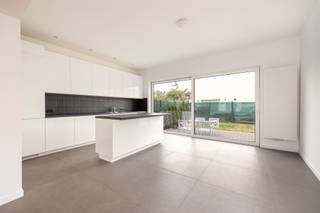 <p><span>Op zoek naar een </span><span>instapklare, ruime gezinswoning</span><span> op een rustige, groene locatie? Deze moderne woning aan de </span><span>Nieuwstraat in Rumst</span><span> ligt tussen de Rupel en het natuurdomein de Kleiputten, en toch zit je hier uiterst gunstig ten opzichte van de aansluitingen naar de </span><span>A12 en de E19</span><span>. De woning werd in </span><span>2022 volledig en energiezuinig gerenoveerd</span><span>, zodat je hier zonder zorgen je intrek kan nemen.</span></p><p><span>Indeling:</span></p><p><span>Gelijkvloers: </span></p><ul><li><span>ruime inkomhal met open trap</span></li><li><span>apart gastentoilet</span></li><li><span>wasplaats/berging (4m²)</span></li><li><span>woonkamer in open verbinding met de leefkeuken (samen 60m²)</span></li><li><span>leefkeuken met kookeiland, uitgerust met alle hedendaags comfort</span></li><li><span>toegang tot de tuin en het terras</span></li></ul><p><span> </span></p><p><span>Eerste verdieping: </span></p><p><span> </span></p><ul><li><span>2 slaapkamers op de eerste verdieping (23m² en 30m²), met ruimte voor een dressing of bureau</span></li><li><span>ruime badkamer (14m²) met ligbad, inloopdouche, toilet, dubbele lavabo en handdoekdroger</span></li></ul><p><span> </span></p><p><span>Tweede verdieping: </span></p><p><span> </span></p><ul><li><span>3de slaapkamer op de tweede verdieping (30m²)</span></li></ul><p><span>Bijzonderheden:</span></p><ul><li><span>volledig gerenoveerd in 2022</span></li><li><span>energiezuinig: EPC 121 kWh/m²/jaar</span></li></ul><ul><li><span>zuidgerichte tuin (51m²) met aangelegd terras (25m²) en achteruitgang naar de straat</span></li></ul><ul><li><span>rustige, groene ligging vlakbij natuurdomein de Kleiputten</span></li><li><span>vlot bereikbaar via A12 en E19</span></li></ul><p><span> </span></p><p><span>Ben jij geïnteresseerd in deze woning te koop in Rumst, ben je op zoek naar ander vastgoed, een investering of wens je de waarde van jouw eigendom te kennen? Dan ben je bij </span><span>BOLT immo</span><span> aan het juiste adres! Wij helpen jou graag verder.</span></p>