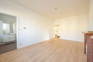 <p><span>Zoek je een appartement in een kleinschalig gebouw waar je zo in kan? Dan zit je hier op de tweede verdieping goed. Denk: lage algemene kosten, individuele nutsvoorzieningen,  twee slaapkamers ( waarvan 1 doorloopkamer ) en een absolute toplocatie net buiten de stad.</span></p><p><span> </span></p><p><span>Je komt het appartement op de tweede verdieping binnen in de centrale hal, waar de aangename retro-tegel meteen opvalt. De inkomhal met parlefoon vormt de spil van het appartement: een centraal punt van waaruit alle leefruimtes mooi op elkaar aansluiten.</span></p><p><span> </span></p><p><span>Twee slaapkamers en keuken met terras</span></p><p><span> </span></p><p><span>Vanuit de inkomhal stap je rechts de lichtrijke leefruimte binnen — een warme, open plek waar de sierhaard en de kamerbrede ramen samen zorgen voor een sfeervol geheel. De woonkamer ligt aan de voorzijde van het gebouw en biedt directe toegang tot de badkamer.</span></p><p><span>De badkamer is volledig betegeld, verzorgd en goed  onderhouden. Dankzij de ingebouwde spots, het ruime badkamermeubel met stijlvolle kasten en spiegel, en het royale ligbad met douchekop vormt dit een aangename plek om te ontspannen.</span></p><p><span> </span></p><p><span>Vanuit de inkomhal bereik je de verzorgde keuken, voorzien van een ijskast, gasvuur, dubbele spoelbak, dampkap en heel wat opbergruimte. Achter de keuken vind je een echte troef: het zonnige, zuidoostgerichte terras met een rustgevend zicht op groen. De ideale plek voor een ontbijtje in de zon of een gezellig avondmoment met wat planten en een tafeltje. Verder in de inkomhal heb je een apart toilet met aansluiting voor was en droog.</span></p><p><span> </span></p><p><span>De slaapkamers bevinden zich aan de rustige achterzijde van het gebouw en hebben allebei dezelfde mooie laminaatvloer. De eerste kamer is een doorloopkamer, die ook kan dienstdoen als lichte thuiswerkplek, met erachter de master bedroom, die voldoende plaats heeft voor een dubbel bed, een grote kast en nog een bureauhoekje bijvoorbeeld.</span></p><p><span> </span></p><p><span> </span></p><p><span>Net buiten de stad, met alles in de buurt</span></p><p><span>Je woont hier in de Joe Englishstraat , een rustige straat met groen  in een gegeerde wijk in</span></p><p><span>Borgerhout, net buiten de Ring. De tram en de bussen voor je deur brengen je zo  in en weer uit de stad. Je hebt hier allerlei supermarkten, een apotheek, buurtwinkeltjes, scholen, etc. opwandelafstand. Zin in groen? Zowel in het Rivierenhof als het Te Boelaerpark ben je zo!</span></p><p><span> </span></p>