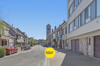 Ontdek dit volledig gerenoveerde appartement op de tweede verdieping, gelegen in het rustige en gegeerde Mariakerke, vlakbij zee en...