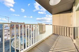 TOPGELEGEN APPARTEMENT met 2 slaapkamers en leuk ZONNETERRAS met mooi ZICHT op groen en op de Veemarkt. Gelegen pal in het CENTRUM van KORTRIJK in...