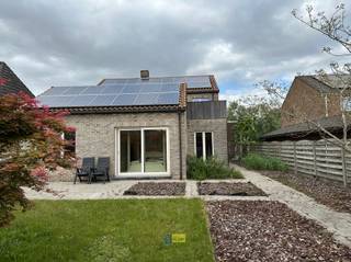 Ruime gezinswoning met veel potentieel op een uitstekende locatie.Bij het betreden van de woning kom je terecht in een verzorgde inkomhal met...