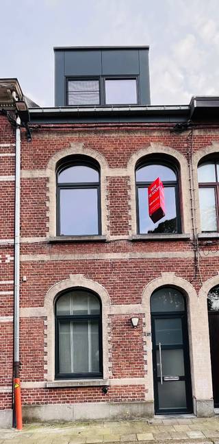 <p>ONDER OPTIE!!</p><p>Gerenoveerde stadswoning met 3 slaapkamers aan Lierse vesten</p><p>Deze energiezuinige stadswoning bevindt zich op een boogscheut van het centrum van Lier, in een doodlopende straat aan het water en vlakbij de groene stadsvesten. Een ideale woning voor starters en jonge gezinnen die rustig willen wonen, vlakbij winkels, openbaar vervoer en scholen.</p><p>We betreden de woning via de inkomhal, die toegang geeft tot het gastentoilet en de gezellige leefruimte. Aansluitend vinden we de centrale trappenhal en een praktische berging met wasplaats. Achteraan bevindt zich de ruime, volledig uitgeruste keuken met koele berging, die rechtstreeks toegang geeft tot het zuidgerichte terras met stadstuintje. Hier kan je heerlijk genieten van de zon en het groene uitzicht achteraan.</p><p>Op de eerste verdieping komen we uit in een handige dressing, die toegang geeft tot de eerste slaapkamer enerzijds en de ruime badkamer anderzijds. Deze is voorzien van een toilet, inloopdouche, comfortabel tweepersoonsbad en dubbele lavabo.</p><p>Via de vaste trap bereiken we de tweede verdieping, waar zich nog twee slaapkamers bevinden. Doorheen de woning werd de beschikbare ruimte bovendien optimaal benut, waardoor er verrassend veel extra opbergruimte aanwezig is.</p><p>De woning werd volledig gerenoveerd en combineert het karakter van een charmante stadswoning met hedendaags comfort. Met een EPC-label B (129 kWh/m²), vloerverwarming op het gelijkvloers en airconditioning in de slaapkamers is ook aan energiezuinigheid en comfort gedacht. Het dak werd bovendien volledig vernieuwd in 2022.</p><p>EXTRA:</p><p>* EPC-label B – 129 kWh/m²<br />* Volledig gerenoveerd in 2015<br />* Dak vernieuwd in 2022<br />* Airconditioning in de slaapkamers<br />* Vloerverwarming op het gelijkvloers<br />* Zuidgericht terras en stadstuintje<br />* Verrassend veel praktische opbergruimte<br />* Rustige ligging aan het water in een groene omgeving<br />* Stadskern en station op wandelafstand</p>