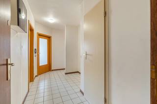 Dit lichtrijke hoekappartement is gelegen in een rustige woonwijk nabij het provinciedomein en kijkt uit over een groenpark. Nabij openbaar vervoer en op slechts 5min fietsen van het centrum van Leuven!<br /><br />Bestaande uit een inkomhal met een apart toilet en plaats voor vestiaire, een ruime leefruimte met aansluitend een terras, een recente keuken, een praktische wasplaats, 2 ruime slaapkamers waarvan de hoofdslaapkamer over een balkon beschikt en een badkamer.<br />Op het gelijkvloers is een ruime garagebox voorzien waar u voor de poort ook een wagen kan plaatsen.<br /><br />EPC 132kWh(B-label)! Elektriciteit conform!<br /><br />Indien u dit leuke appartement graag bezoekt dan kan u mij steeds bereiken via arnaut@immojanstas.be of 0495292080.<br /><br />Bijkomende info (EPC, bodemattest, elektriciteitsattest, enz...) kan U hier downloaden ↓