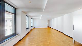 <p><strong>ANTWERP – DUPLEX APARTMENT WITH SUNNY TERRACE</strong></p>
<p>Located on Schrijnwerkersstraat, this pleasant duplex apartment combines light, space and a well-thought-out layout. A comfortable home in a central location, ideal for those who enjoy city living without compromising on tranquility and functionality.</p>
<p>Upon entering, you are welcomed into a well-maintained entrance hall with cloakroom and guest toilet. The living level features a spacious and bright living room with adjoining dining area and open kitchen, complemented by a separate storage room. Large windows provide abundant natural light and create an open, inviting atmosphere. This level also includes a first bedroom with an ensuite bathroom equipped with a shower and washbasin.</p>
<p>The upper floor offers a second bedroom, an additional bathroom and a hammam. There is also a separate toilet and a built-in walk-in dressing. The sunny terrace completes this level, allowing you to enjoy the outdoor space in full privacy.</p>
<p>The layout is practical and comfortable, suitable for a couple, a small family, or anyone seeking extra space for a home office or guest room.</p>
<p>The apartment also includes a private cellar storage.</p>
<p>A parking space is available within walking distance and can be rented for €125/month.</p>