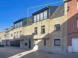 Lichtrijk en modern dakappartement op de tweede verdieping van dit stijlvol appartementsblokje (met lift). Grenzend aan de Markt, met al het nodige op wandelafstand en toch rustig op de bovenverdieping. Qua indeling omvat dit appartement een lichte leefruimte met open, volledige geïnstalleerde keuken, een slaapkamer, badkamer (met douche en toilet), wasplaats en een terras met open zicht. Door de rechte muren met veel glaswerk geniet dit appartement aangename lichtinvallen doorheen de dag en wordt het contact met de buitenomgeving maximaal benut zodat u een ideaal wooncomfort geniet. Verder beschikt dit appartement over een autostaanplaats, alsook voorziet het project een gemeenschappelijke fietsen- en vuilnisberging, Stedenbouwkundige inlichtingen in aanvraag.