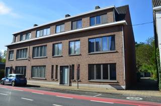 Deze aangename gelijkvloerse huurwoning met twee slaapkamers, een tuin en een handige garagebox is gelegen in het centrum van Essen en...