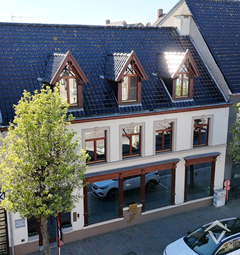Deze instapklare handelswoning is gelegen in het centrum op een commerciële topligging op de markt van Koekelare - foto 3