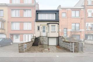 Gelegen nabij openbaar vervoer - invalswegen - winkels en op wandelafstand van het park en centrum Dilbeek.Deze woning bestaat op het gelijkvloers...