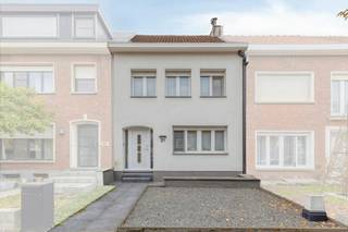 Leuke woning met 3 slaapkamers en garage op een toplocatie vlakbij het park van Boom. Gelegen in een rustige omgeving met zuidwestgerichte tuin. Winkels en openbaar vervoer zijn op wandelafstand.<br /><br />Indeling: <br />Gelijkvloers: <br />- Inkomhal<br />- Leefruimte met aansluitend de eetruimte<br />- Keuken <br />- Apart toilet<br />- Zuidwestgerichte tuin<br /><br />Verdieping 1: <br />- Slaapkamer 1 <br />- Slaapkamer 2 <br />- Badkamer<br />- Nachthal<br /><br />Verdieping 2: <br />- Slaapkamer 3<br /><br />Verder is er nog een kelder aanwezig<br /><br />Bijzonderheden:<br />- Inclusief garagebox <br />- Verwarming op stookolie<br />- Conforme elektrische keuring<br />- Mogelijkheid tot 4 slaapkamers<br /><br />Locatie: Winkels en diensten bevinden zich op wandelafstand alsook openbaar vervoer. Via de A12 en E19 heeft u tevens een goede en snelle verbinding naar Antwerpen, Mechelen, Lier en Brussel.<br /><br />Bent u geïnteresseerd in dit vastgoed te koop in 2850 Boom? Aarzel dan niet om contact met ons op te nemen.<br />Wenst u uw eigendom ook te koop of te huur te stellen? Steeds tot uw dienst om u verder te helpen met al uw vragen over vastgoed!<br /><br />Bestuursmaatregelen in het maatregelenregister: nee