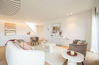 <p><strong>Kwalitatief appartement met dakterras. </strong></p>
<p>Welkom in Oosteroever, de bruisende nieuwe wijk van Oostende, ook wel het <i>mini-Manhattan</i> genoemd. In residentie Baelskaai 10, ontdekt u dit kwalitatief afgewerkt appartement op de 6e verdieping met mooie buitenruimtes. Het appartement bevindt zich in een recent gebouw (2016), ontworpen door <b>AWG architecten</b>.</p>
<p>Bij binnenkomst leidt de inkomhal met apart gastentoilet u naar een zeer lichtrijke leefruimte op een hoek. Aansluitend toegang tot een eerste terras met weids zicht op een groen park. De open keuken vormt het hart van de leefruimte en is volledig uitgerust. <span>Als absolute troef komt u met de trap op het dakterras op de zevende verdieping. Zonnig georiënteerd en met een panoramisch uitzicht over de zee, duinen, de nieuwe jachthaven, het stadsleven én het groene hinterland. Een unieke plek om te onthaasten in een idyllische setting met zicht op zee.</span></p>
<p>Het appartement biedt tot slot een mooie slaapkamer met ensuite badkamer voorzien van inloopdouche, dubbele wastafel en ingemaakte kasten.</p>
<p><span>Met maar liefst 101,50 vierkante meter aan terraszones biedt dit pand uitzonderlijke buitenruimte, perfect om te genieten van de omgeving en het mooie weer.</span><br /><br /></p>
<p><b>Mogelijkheid om een ondergrondse autostaanplaats mee aan te kopen. <br /><br />Extra troeven:</b><b></b></p>
<ul>
<li><span></span>Parketvloer doorheen het appartement<span></span><span></span></li>
<li><span></span>Vloerverwarming</li>
<li><span></span>Energiezuinig gebouw met 7 verdiepingen</li>
<li><span></span>Architectuur van AWG architecten<span></span></li>
<li><span></span>Gemeenschappelijke fietsenstalling</li>
<li>Dakterras met uitzicht over de zee en de duinen</li>
</ul>
<p></p>