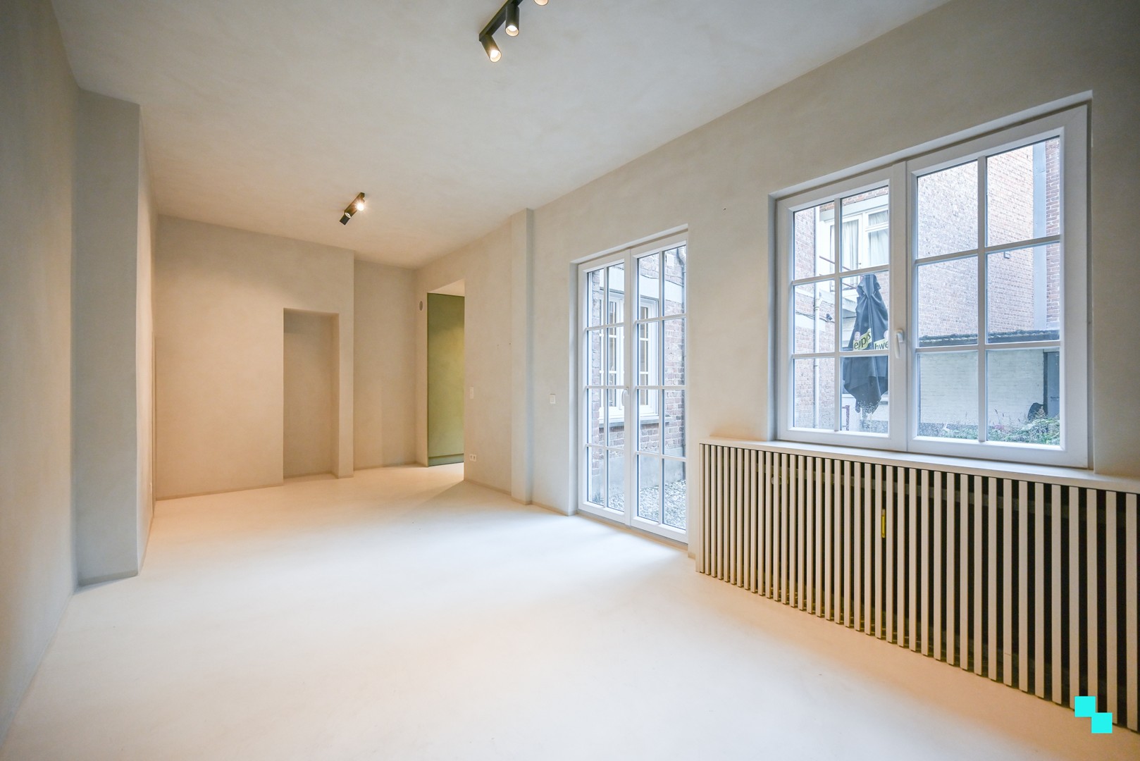 Stijlvol gerenoveerd appartement in hartje Kortrijk - photo 1