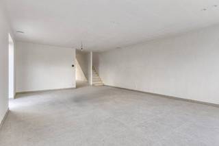 Droomt u van een ruime nieuwbouwwoning die het ultieme wooncomfort combineert met een vooruitstrevend energiezuinig karakter? Ontdek dan dit unieke woonproject! Met een bewoonbare oppervlakte van 180m² wordt deze woning volledig instapklaar en kwalitatief afgewerkt. Er is gekozen voor hoogwaardige materialen, met oog voor detail en een lange levensduur. Bovendien hoeft u zich geen zorgen te maken over de buitenruimte, want ook de tuin wordt volledig aangelegd, waardoor u direct kunt genieten van uw nieuwe groene thuisbasis.Als koper investeert u in een toekomstgerichte woning die voldoet aan de strengste BEN-normen (Bijna Energie Neutraal), wat resulteert in een aanzienlijke besparing op uw energiefactuur. De woningen zijn standaard uitgerust met een warmtepomp en zonnepanelen, wat bijdraagt aan een zeer gunstig E-peil en een lage ecologische voetafdruk. Energiezuinig wonen met modern comfort is hier de norm.- Centrale ligging- Energiezuinig (warmtepomp, zonnepanelen)- EPB: in opmaak:- Stedenbouwkundige inlichtingen: in aanvraagDe oplevering van dit project is voorzien vanaf de datum van authentieke akte.Wil je meer informatie over dit project? Contacteer ons via 056 605 of matisse.vandererven@dewaele.com!Deze AI-visualisaties zijn bedoeld als inspiratie. Er werd geen rekening gehouden met technische specificaties, stedenbouwkundige voorschriften of de concrete mogelijkheden tot realisatie.