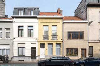 Deze ruime woning is gelegen in de Snijdersstraat, een rustige straat in het gegeerde Antwerpen-Zuid.<br /><br />Bij het betreden van de woning valt meteen de charmante inkomhal op, gekenmerkt door originele moulures die bijdragen aan de authentieke uitstraling van het pand.<br /><br />De woning beschikt over vier volwaardige slaapkamers en biedt een praktische indeling met voldoende ruimte voor comfortabel wonen. Het pand werd tot voor kort verhuurd en bevindt zich in een licht op te frissen staat, wat de mogelijkheid biedt om het volledig naar eigen smaak in te richten.<br /><br />Op technisch vlak is de woning voorzien van dubbele beglazing en behaalt zij een EPC-score D. De woning beschikt over een degelijke basis, ideaal voor zowel eigen bewoning als investering.<br /><br />De ligging is zonder twijfel een grote troef: op wandelafstand (5 à 10 minuten) bevinden zich het Hof van Leysen en de Karel de Grote Hogeschool. Daarnaast zijn winkels, openbaar vervoer en andere voorzieningen vlot bereikbaar.<br /><br />Een interessante opportuniteit voor wie op zoek is naar een ruime woning met karakter in een populaire en goed bereikbare stadsbuurt.<br /><br />Troeven:
<ul>
<li>Gunstig gelegen in het gegeerde Antwerpen-Zuid</li>
<li>Ruime woning met 4 volwaardige slaapkamers</li>
<li>EPC-score D - geen renovatieverplichting</li>
<li>Dubbele beglazing doorheen de volledige woning</li>
<li>Op ± 10 minuten wandelafstand van het Hof van Leysen en KdG</li>
</ul>
<br />Neem snel contact op voor meer informatie of een bezoek ter plaatse.<br />📞 +32 489 55 79 90<br />📧 immo@fidimco.be