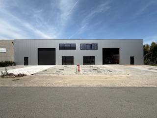 Instapklaar en hoogwaardig gerenoveerd bedrijfsgebouw met een totale oppervlakte van 930 m². Op het gelijkvloers is er een kantoor of showroom ter beschikking van 81 m² en een magazijn van 768 m², met een vrije hoogte van 6 meter, lichtstraten, Led-verlichting en een automatische sectionale poort. Daarnaast is er op het eerste verdiep nog een kantoor ter beschikking van 81 m² met de nodige sanitaire voorzieningen. Verder is er op de site parkeergelegenheid aanwezig en een ruime manoeuvreerzone. <br /><br />Gelegen in Oudenaarde met uitstekende bereikbaarheid. Op enkele minuten van de N60, wat zorgt voor een vlotte verbinding richting Gent en de E17. <br /><br />Contacteer PANORAMA voor bijkomende inlichtingen, plannen of een vrijblijvend plaatsbezoek 0477 02 09 02.