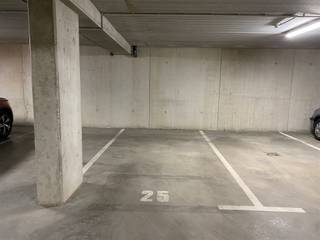 Laatste ondergrondse autostaanplaats (P25) in Residentie Hermes te Baal. Afmetingen: 2,5m breed x 5m diep. Voor meer informatie of een afspraak ter...