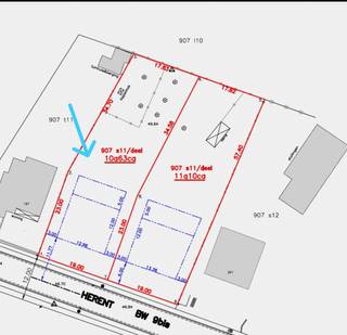 Deze bouwgrond voor open bebouwing, gelegen in ’t Herent, beschikt over een straatbreedte van 19 m en een diepte van ca. 57 m. Achteraan geniet je van een vrij uitzicht op landschappelijk waardevolle agrarische gebied, wat zorgt voor een aangenaam open en groen karakter.<br /><br />De ligging combineert een residentiële omgeving met een vlotte bereikbaarheid, ideaal voor wie rustig wil wonen zonder in te boeten aan comfort.<br /><br />Het perceel is geschikt voor het realiseren van een vrijstaande woning, met voldoende ruimte voor een praktische indeling en een mooie tuin. Een interessante opportuniteit voor wie op zoek is naar rust, ruimte en privacy.<br /><br />Bouwvoorschriften:<br />Bouwdiepte gelijkvloers: 12 m + 5 m<br />Bouwdiepte verdieping: max. 12 m<br /><br />Een klein deel van het perceel is achteraan gelegen in jachtgebied.<br /><br />De woning zoals afgebeeld kan gerealiseerd worden in samenwerking met AVL Woningbouw.<br /><br />Interesse? Contacteer ons en we helpen je dichtblij verder!