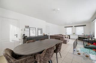TE KOOP: ruim gelijkvloers appartement met 2 slaapkamers in Waregem!In een rustige, maar centrale buurt in Waregem (vlakbij invalswegen), bevindt...