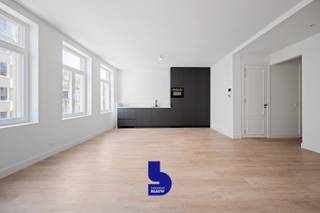 Uniek en uitzonderlijk ruim duplexappartement (152 m²) gelegen in een kleinschalige, klassevolle residentie in een volledig gerestaureerd en statig herenhuis (vernieuwbouw). Dit is geen standaard appartement, maar een zeldzame woonkans waar ruimte, karakter en exclusiviteit samenkomen. De residentie ademt charme en elegantie, en bevindt zich bovendien op een toplocatie in Oostende, op wandelafstand van zee, het Marie-Joséplein, het Leopoldpark en diverse shopping- en horecazaken, met vlotte parkeermogelijkheden in nabijgelegen Indigo-parkings.<br /><br />Het gebouw werd totaal gerenoveerd met oog voor detail en conform de nieuwste bouwnormen. Dit unieke herenhuisappartement onderscheidt zich door de combinatie van authentieke elementen en hedendaags comfort: karaktervolle parketvloeren, verfijnde deurlijsten, authentieke plinten en marmeren accenten werden met zorg hersteld en geïntegreerd in een moderne woonbeleving. De hoge plafonds en overvloedige lichtinval versterken het gevoel van ruimte en luxe, wat dit appartement een bijzonder aangename woonomgeving maakt.<br /><br /><strong><u>Indeling duplex:</u><br />3de verdieping:</strong><br />Via de stijlvolle inkomhal betreedt u de lichtrijke leefruimte met open, volledig ingerichte keuken (samen ca. 35 m²). Verder beschikt deze verdieping over een badkamer met inloopdouche en lavabomeubel, een slaapkamer (12 m²), een polyvalente kamer (6 m² – ideaal als dressing, bureau of kinderkamer) met aansluitend balkon, en een apart gastentoilet.<br /><strong>4de verdieping:</strong><br />De privatieve trap leidt naar de bovenverdieping met twee ruime slaapkamers (14 m² en 12 m²), een tweede, bijzonder ruime badkamer uitgerust met ligbad, inloopdouche en lavabomeubel, een afzonderlijk toilet en twee praktische bergingen met aansluiting voor wasmachine en droogkast.<br /><br /><strong>Troeven</strong>:
<ul>
	<li>Uniek groot appartement in een kleinschalige residentie</li>
	<li>Gelegen in een authentiek herenhuis met karakter</li>
	<li>Hoogwaardige afwerking met stijlvolle details</li>
	<li>Veel lichtinval en indrukwekkende plafondhoogtes</li>
	<li>Instapklaar en conform de nieuwste bouwnormen</li>
	<li>Duurzaam en comfortabel wonen (EPC B)</li>
	<li>Elektriciteit conform</li>
	<li>Fietsenberging op het gelijkvloers</li>
	<li>Openbaar vervoer (tram en bus) op 50 meter</li>
</ul>
<br />Dit uitzonderlijk ruime en instapklare duplexappartement is ideaal als vaste woonst of tweede verblijf voor wie op zoek is naar iets uniek binnen een stijlvolle, kleinschalige residentie. Kom de charme en het gevoel van ruimte zelf ervaren!