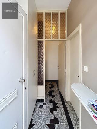 Deze ruime eigendom, in het centrum van Waregem, biedt verschillende mogelijkheden.<br /><br />Deze eigendom heeft volgende indeling:<br /><br /><u>GELIJKVLOERS APPARTEMENT N° 58:</u><br />Appartement met een oppervlakte van 83m²  bestaande uit gemeenschappelijke inkom, living met aanpalend terras, kleine ingerichte keuken, badkamer met douche, lavabomeubel en toilet, zeer ruime berging/wasplaats in de kelderverdieping, 2 slaapkamers, gezellige koer met terras, gezamenlijke fietsberging/doorgang en ruime buitenberging.<br /> <br /><u>DUPLEX APPARTEMENT N° 58 BUS 1:</u><br />Appartement op de 1ste en 2de verdieping met een oppervlakte van 104 m² bestaande uit gemeenschappelijke inkom, aparte inkomhal, living met aanpalend ruim zonnig terras, kleine volledig uitgeruste keuken, badkamer met inloopdouche, toilet en lavabomeubel, 2 ruime slaapkamers, ruime berging/wasplaats en gezamenlijke fietsberging/doorgang. <br /><br />- Alle nutsvoorzieningen zijn gescheiden, dus aparte tellers per appartement ;<br />- De appartement dienen lichtjes opgefrist te worden ;<br />- De appartementen worden verwarmt met hoogrendementsketels ;<br /><br />Voor meer info of een bezoek kan je ons contacteren in ons kantoor te Waregem op nummer 056/ 60.33.66 ; 