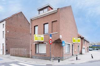 Immo Pické biedt U deze uiterst gunstig gelegen eigendom aan in Ruisbroek, bestaande uit een woning, een studio en een appartement. Deze eigendom geniet van een gunstige ligging in de onmiddellijke omgeving van winkels, scholen, openbaar vervoer en belangrijke verbindingswegen.<br />Deel I - Woning<br />Woning met inkomhal, een woonkamer, een eetkamer, een keuken, een hal, een bureau, een toilet, een badkamer, een nachthal, 4 slaapkamers en een kelder. Aanwezigheid van een tuin.<br />Deel II - Studio<br />Studio bestaande uit een inkomhal, een woonkamer en een badkamer<br />Deel III - Appartement<br />Appartement bestaande uit een inkomhal, een hal, een woonkamer, een keuken, een veranda, een badkamer en 2 slaapkamers en een kleine koer<br /><br />Wens je meer informatie over deze eigendom, aarzel dan niet om ons kantoor de contacteren.<br /><br />Appartement zal vrij zijn 1 maand na akte. Studio is vrij van gebruik. Woning is verhuurd (woninghuurdecreet).<br /><br />EPC woning: label E - 438 kwh/m²/j - code 3807802-RES-1<br />EPC studio: label D - 374 kwh/m²/j - code 3765435-RES-1<br />EPC appartement: E - 479 kwh/m²/j - code 3765468-RES-1
