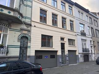  * Ruime staanplaats. * Afmeting: 5.00m x 2.50m * Centrale ligging * Actueel verhuurd, opzeg mogelijk indien gewenst...