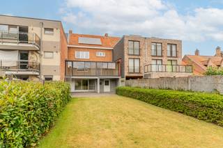 Deze bijzonder ruime, gedeeltelijk gerenoveerde gezinswoning geniet van een uitstekende ligging, vlak bij het centrum van Beerse. Dankzij de royale ruimtes en praktische indeling vormt deze woning de ideale thuisbasis voor gezinnen die op zoek zijn naar comfort en potentieel.<br /><br />Bij het betreden van de woning komt u in de inkomhal, die toegang biedt tot de wasplaats en de inpandige garage. Achter de garage bevindt zich een extra berging, vanwaar u rechtstreeks toegang heeft tot de tuin.<br /><br />Op de eerste verdieping bevindt zich de lichtrijke leefruimte met een recente, volledig geïnstalleerde keuken. Daarnaast vindt u hier een apart gastentoilet en een aangename veranda, die zorgt voor extra leefruimte en een mooi uitzicht op de tuin.<br /><br />De tweede verdieping beschikt over drie volwaardige slaapkamers en een badkamer uitgerust met een ligbad.<br /><br />Als extra troeven biedt deze woning een ruime kelder, een tuinberging en een praktische bergzolder.<br /><br /><span><strong>Bijzonderheden:</strong></span><br />- Ruim perceel in het centrum van Beerse<br />- Diverse renovaties (Keuken, badkamer, ramen, elektriciteit, ...)<br />- Zonnepanelen en zonneboiler<br />- Geen renovatieplicht