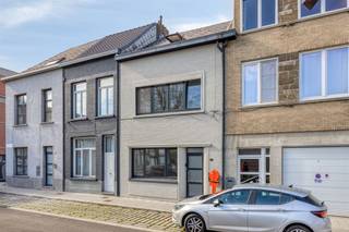 <p><span>Maison duo rénovée avec </span><span>3 chambres à coucher</span><span> et</span><span> EPC B</span><span> à Lier</span></p><p><span> </span></p><p><span>Dans la Komeetstraat 5</span><span>, dans un emplacement central près du centre de </span><span>Lier</span><span>, nous trouvons cette </span><span>maison duo prête à l'emploi à</span><span> vendre. Grâce à son excellent emplacement, la</span><span> gare de Lier</span><span> et le </span><span>collège Thomas More</span><span> sont accessibles à pied, tout comme les magasins, les transports en commun et d'autres commodités.</span></p><p><span> </span></p><p><span>La maison a été </span><span>entièrement rénovée en 2023</span><span> et combine un confort contemporain avec un aménagement pratique. Avec un label EPC B favorable, du double vitrage (PVC) et des volets roulants, il s'agit d'une maison économe en énergie et confortable. De plus, la maison est orientée sud-est, ce qui garantit une lumière naturelle agréable tout au long de la journée.</span></p><p><span> </span></p><p><span>Aménagement</span></p><p><span> </span></p><p><span>Rez-de-chaussée</span></p><p><span> </span></p><p><span>chambre à coucher</span></p><p><span>salle de bains</span></p><p><span> </span></p><p><span>Premier étage</span></p><p><span> </span></p><p><span>cuisine</span></p><p><span>salle de bains avec douche, lavabo et toilettes</span></p><p><span> </span></p><p><span>Deuxième étage</span></p><p><span> </span></p><p><span>deux chambres à coucher complètes</span></p><p><span> </span></p><p><span>Généralités</span></p><p><span> </span></p><p><span>rénové en 2023</span></p><p><span>EPC B</span></p><p><span>double vitrage (PVC)</span></p><p><span>volets présents</span></p><p><span>orientation sud-est</span></p><p><span>situation centrale près du centre de Lier</span></p><p><span>à distance de marche de la gare et du collège Thomas More</span></p><p><span> </span></p><p><span>Ce bien est idéal comme premier achat, résidence étudiante ou investissement.</span></p><p><span> </span></p><p><span>Vous êtes intéressé par ce bien à vendre à Lier, vous cherchez d'autres biens immobiliers ou vous souhaitez connaître la valeur de votre bien ? Nous nous ferons un plaisir de vous aider !</span></p>