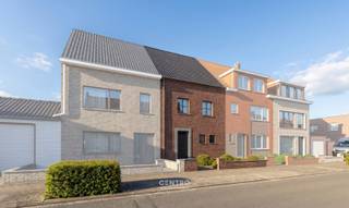RUIME NIEUWBOUWwoning met 3 slpks én ZUIDgerichte tuin, RUSTIG GELEGEN, doch op wandelafstand van ALLE faciliteiten! Voor de SNELLE BESLISSERS!<br /><br /><strong>INDELING:<br /><u><em>Gelijkvloers:</em></u></strong><br />Inkomhal - ruime living met volledig ingerichte open keuken - afzonderlijk gastentoilet - ruime berging (met voorzieningen voor wasmachine en droger) - leuk perceel grond waar u een charmante tuin met ZUIDterras kunt aanleggen.<br /><br /><u><em><strong>Eerste verdieping:</strong></em></u><br />Nachthal - badkamer (O.a. met dubbel lavabomeubel, ligbad en inloopdouche) - afzonderlijk toilet - 2 RUIME slaapkamers.<br /><br /><u><em><strong>Tweede verdieping:</strong></em></u><br />Nachthal - 3de slaapkamer - ruime zolderberging.<br /><br /><u><strong>Opmerkingen:</strong></u><br />- ENERGIEZUINIGE woning: E-peil 30!<br />- Regenwaterput (7.500l) aanwezig!<br />- 6 ZONNEPANELEN aanwezig!<br />- VLOERVERWARMING op het gelijkvloers en de eerste verdieping!<br />- Verwarming via warmtepomp (Lucht-water).<br />- Ventilatiesysteem D!<br />- Epc in opmaak (Nieuwbouw).<br />- Overal ramen in PVC (Antraciet).<br /><br /> Uiterst INTERESSANTE woning voor de SNELLE BESLISSERS! Leuke woning in doodlopende rustige straat. Aarzel zeker niet om ons  te contacteren voor verdere info: 050/70.01.02 - info@centro.be