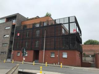 Dit mooie appartement, met groot terras, gelegen op wandelafstand van de Grote Markt en het station van Sint-Truiden is te huur.<br /><br />De huurder kan genieten van een ruime living met ingebouwde keuken, 2 slaapkamers, badkamer met douche, berging en een groot terras van 20m². Tevens heeft hij een handige kelderberging ter beschikking.<br /><br />Interesse? Neem snel contact met ons op!