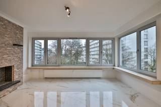 Op de grens Borgerhout / Berchem  in de wijk Groenenhoek, vinden we dit lichtrijk en volledig vernieuwd hoekappartement met 3-slpk.Restaurants,...