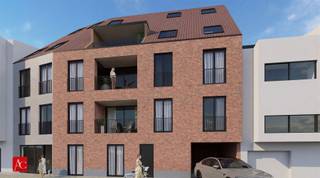 <p><span><strong>*6% BTW mogelijk! </strong>Ontdek dit stijlvolle <strong>nieuwbouwappartement op de tweede verdieping,</strong> binnen het hedendaagse woonproject <strong>Stationshof</strong>.  Met een <strong>bewoonbare oppervlakte van 79 m²</strong> en een gevelbreedte van ruim 13m, biedt dit appartement een doordachte indeling en hedendaags wooncomfort. </span></p><p><span>Het appartement beschikt over <strong>twee volwaardige slaapkamers</strong>, een moderne <strong>badkamer met dubbele lavabo en ruime inloopdouche</strong>, en een open <strong>keuken die naadloos overgaat in de lichtrijke leef- en eetruimte</strong>. Grote raampartijen zorgen voor een aangename lichtinval en een open gevoel.</span></p><p><span>Buiten geniet u van een <strong>privéterras van ruim 5,5 m²</strong>, ideaal om te ontspannen met een blik op de omgeving.</span></p><p><span>Dit appartement is ontworpen met oog op energiezuinigheid en comfort, met een <strong>E-peil van 30 of lager</strong>, wat resulteert in lagere energiekosten en een duurzame woonervaring.</span></p><p><span><u>Daarnaast is er de mogelijkheid om:</u></span></p><ul><li><p><span>een <strong>parkeerplaats</strong> aan te kopen voor <strong>€25.000</strong></span></p></li><li><p><span>een <strong>fietsstalling</strong> voor <strong>€3.500</strong></span></p></li></ul><p> </p><p><span><strong>Stationshof</strong> combineert modern wonen met een uitstekende bereikbaarheid en vormt de ideale thuisbasis voor wie comfortabel en toekomstgericht wil wonen.</span></p><p><span>Interesse? Contacteer ons vandaag nog voor meer informatie of een afspraak.</span></p>