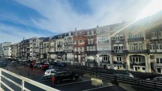 <p><span>Dit stijlvolle duplex-loft-appartement in Blankenberge combineert hedendaags comfort met een frisse kustsfeer. De benedenverdieping verwelkomt met een ruime, lichte living dankzij grote ramen en een open indeling. Een gezellige zithoek met comfortabele bank en fauteuils vormt het middelpunt, terwijl een compacte eethoek en een moderne, functionele keuken alle dagelijkse behoeften verzorgen. Via een warme houten trap met metalen leuning bereik je de mezzanine, die dienstdoet als tweede leefruimte of slaapkamer en zo extra privacy biedt. De slaapkamer biedt voldoende ruimte voor een tweepersoonsbed en royale opbergruimte. De badkamer is strak ingericht met een douche, wastafel en toilet en sluit naadloos aan op de moderne afwerking van het geheel. Het interieur is licht en fris, met lichte vloeren en smaakvolle accenten die een prettige, onderhoudsvriendelijke sfeer creëren. Een zonnig balkon biedt buitenruimte om te ontspannen en te genieten van het buitengevoel. Er is geen garage aanwezig, maar het appartement biedt een compacte en praktische setup die zich uitstekend leent als pied-à-terre, starterswoning of belegging. Gelegen in Blankenberge met gemakkelijke toegang tot winkels, horecazaken en de kustlijn, biedt dit appartement volop comfort, stijl en een aantrekkelijke levenskwaliteit.</span></p><p><span>Meer info Bel/050341.55.50</span></p>