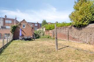 Locatie:
Deze te renoveren duplex is gelegen in het hart van Zottegem, op wandelafstand van winkels, horeca, openbaar vervoer en alle dagelijkse voorzieningen. Met een bewoonbare oppervlakte van maar liefst 150 m² biedt het appartement uitzonderlijk veel ruimte en tal van mogelijkheden om het volledig naar eigen smaak te renoveren.
De absolute blikvanger is de zuidgerichte tuin van maar liefst 220 m². Een private buitenruimte van deze omvang is bijzonder uitzonderlijk voor een appartement midden in het centrum van een stad.
Indeling:
De duplex beschikt over 150 m² bewoonbare oppervlakte, verdeeld over twee niveaus. Het appartement omvat onder meer een ruime en lichtrijke leefruimte, keuken, twee volwaardige slaapkamers, badkamer en een praktische kelder.
Het appartement is te renoveren en vormt daardoor de ideale basis voor wie een woning volledig naar eigen smaak en woonstijl wil inrichten. Dankzij de royale oppervlaktes en de vele natuurlijke lichtinval zijn er heel wat mogelijkheden om hier een bijzonder aangename en hedendaagse woonomgeving te creëren.
Vanuit het appartement geniet u van de uitzonderlijk grote zuidgerichte tuin van 220 m², een zeldzame combinatie met een ligging pal in het centrum van Zottegem.
Troeven:
Te renoveren naar eigen smaak
15 Zonnepanelen
Maar liefst 150 m² bewoonbare oppervlakte
220 m² grote zuidgerichte tuin
2 volwaardige slaapkamers
Duplex gelijkvloersappartement
Gelegen in hartje Zottegem
Veel natuurlijke lichtinval
EPC-label B
Elektriciteit conform
Overal dubbele beglazing
Het appartement is te renoveren, maar beschikt reeds over een interessante technische basis. Zo behaalt het een gunstig EPC-label B, is de elektrische installatie conform en is het appartement overal voorzien van dubbele beglazing.
De renovatie biedt een toekomstige eigenaar de mogelijkheid om de woning volledig naar eigen smaak af te werken, zonder dat daarbij van nul moet worden gestart op energetisch vlak. Met 150 m² bewoonbare oppervlakte en een zuidgerichte tuin van 220 m² in hartje Zottegem is dit een bijzondere renovatieopportuniteit voor wie de ruimte en buitenbeleving van een woning zoekt, maar tegelijk midden in de stad wil wonen.
Voor meer informatie of een gratis waardebepaling van uw vastgoed kan u een aanvraag invullen op onze website of even bellen op het nr. 03/345.88.99.
